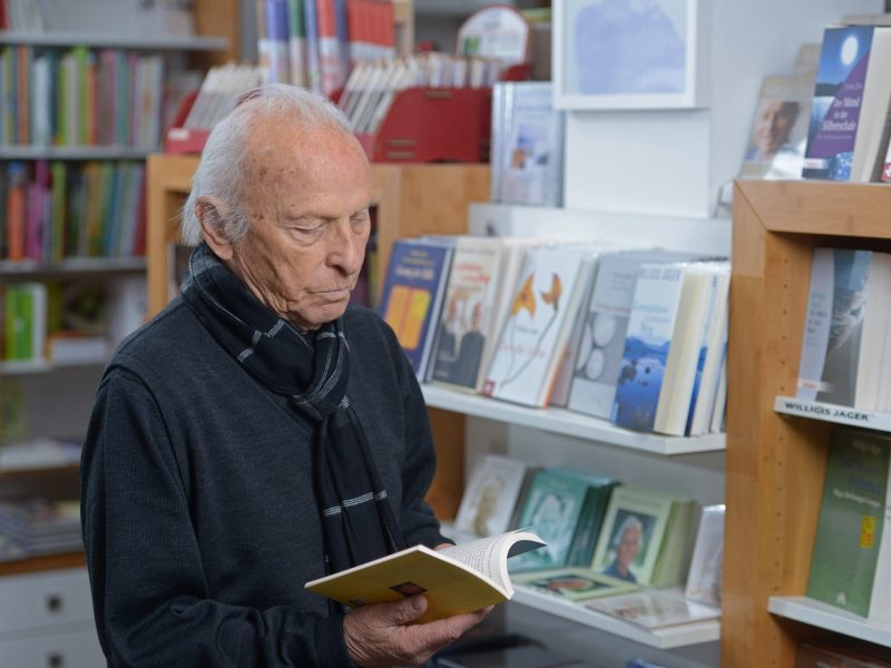 Willigis Jäger Im Angesicht Seiner Werke Am Benediktushof Fotograf Daniel Peter